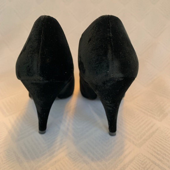 Connie Black Velvet Pumps. Size 7. - Picture 5 of 7
